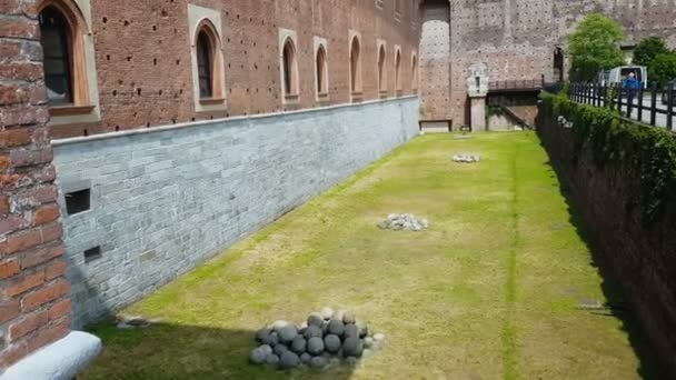 Kanonkulor Framför Sforza Slottet Milano Bevarade Historiska Attraktion — Stockvideo