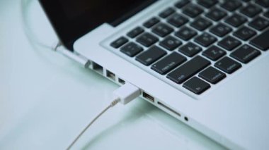 El USB sert götürmek--dan laptop, modern kişisel bilgisayar teknoloji kaldırma
