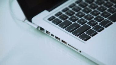 USB sabit diski bilgisayara, modern kişisel bilgisayar teknolojisine bağlıyorum.