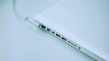 Dizüstü açılış ve klavye, kişisel bilgisayar kullanımı, ofis veya ev yazarak