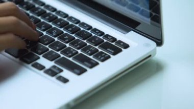 Laptop klavyesinde el yazısı, ofiste veya evde çalışmak için kişisel bilgisayar kullanımı