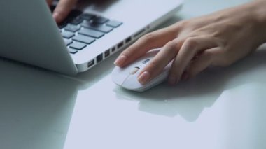 Dizüstü bilgisayar, kişisel bilgisayar üzerinde çalışmak için kablosuz fare kullanan solak adam