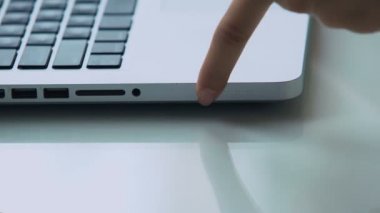 Pil kapasitesi göstergesi düğmesi laptop modern bilgisayar teknolojisi iterek el