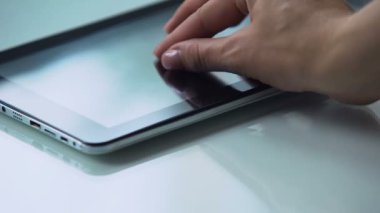 El kullanarak dokunmatik tablet, modern kişisel bilgisayar teknoloji, sosyal medya