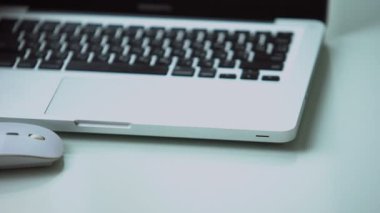 Kullanıcı El durmak devinim, bilgisayar teknolojisi içinde laptop yakınındaki hareketli kablosuz fare