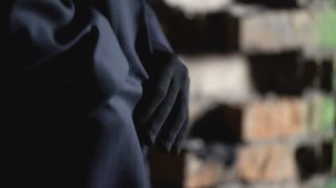 Gizlice terk edilmiş binada yasadışı uyuşturucu paket gizleme eldiven bizzat