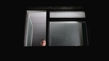 Depresif adam pencere pervazına pencereden, intihar sıçrama hazır tutuyoruz