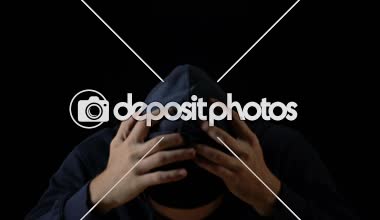 Deli ceza suç, siyah arka plan yapılıyor sonra yün maskeni alarak