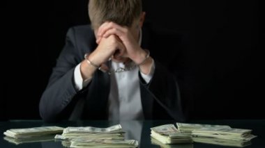 Üzgün işadamı tablosundan, yolsuzluk dolandırıcılık kaybolan para kelepçeli,