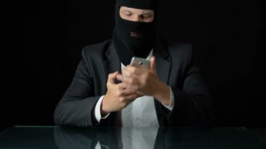 Katil smartphone ile suç ortağı, sözleşme cinayet, söz maskeli silah