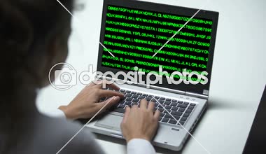 Dizüstü bilgisayarda, büyük şirket ofisinde, siber suçlar çalışan kadın Cyberattack
