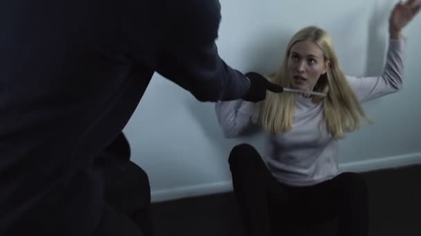 Asesino Irreconocible Pasamontañas Amenazando Víctima Femenina Con Cuchillo Robo — Vídeo de stock