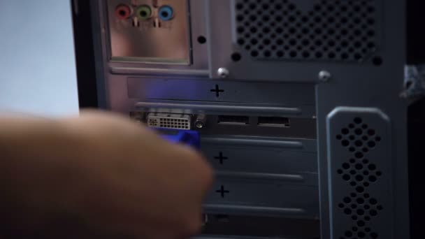 ビデオ アダプター 古いコンピューター技術に Vga コネクタを接続する失敗の手 — ストック動画