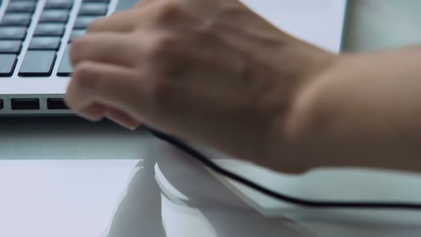 Hand Inpluggen Oortelefoons Uit Laptop Jack Moderne Personal Computertechnologie — Stockvideo