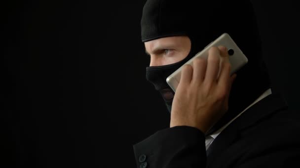Mördare Balaclava Pratar Telefon Hålla Pistolen Och Planering Brottslighet Korruption — Stockvideo