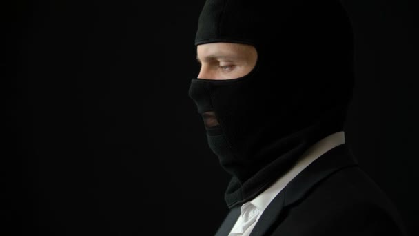 Politischer Krimineller Mit Sturmhaube Hält Waffe Der Hand Bereitet Sich — Stockvideo