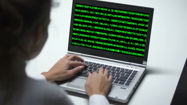 在笔记本电脑上检测到病毒 在办公室工作的妇女 数据库安全 — 图库视频影像