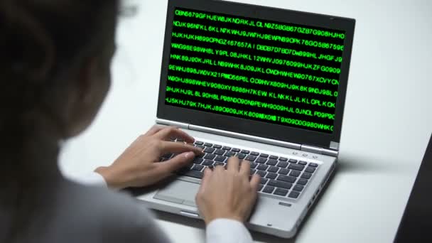 System Auf Laptop Computer Gehackt Frau Büro Datenbanksicherheit — Stockvideo