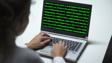 Dizüstü bilgisayar, ofis, siber suçlar, çalışan kadın hacker saldırı yakın çekim