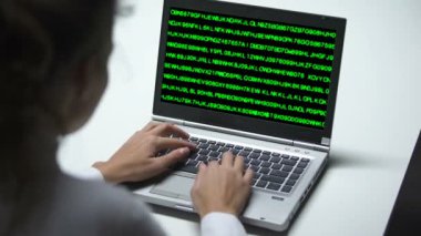 Dizüstü bilgisayar, ofis, siber suçlar, çalışan kadın üzerinde şifreli veri yakın çekim