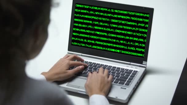 Systeemfout Laptopcomputer Vrouw Werkt Office Cybercriminaliteit Hacken — Stockvideo