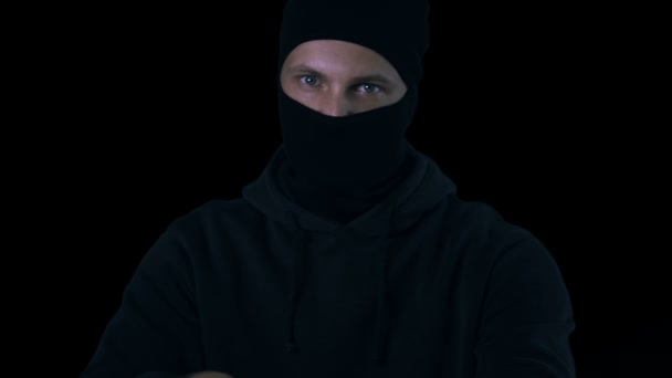 Hombre Con Máscara Apuntando Arma Mostrando Gesto Más Cercano Robo — Vídeo de stock