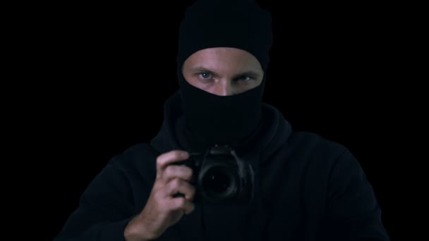 Peligroso Criminal Máscara Haciendo Fotos Víctima Secuestro Exigiendo Rescate — Vídeo de stock