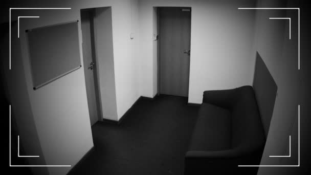 Άνθρωπος Balaclava Hacking Κάμερα Cctv Στο Εταιρικό Κτίριο Οθόνη Σφάλματος — Αρχείο Βίντεο