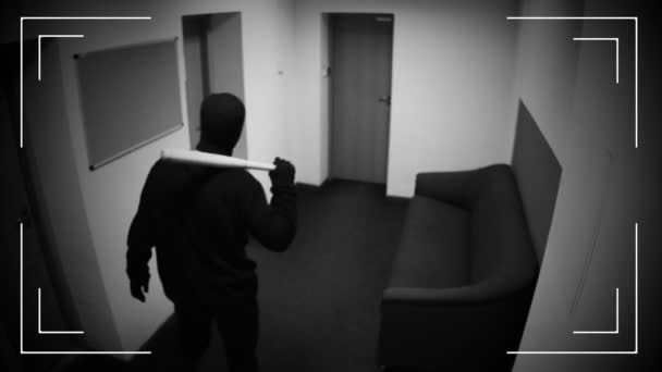 男子身穿黑色面具 用棒球投注刹车 Cctv 摄像机 证据销毁 — 图库视频影像