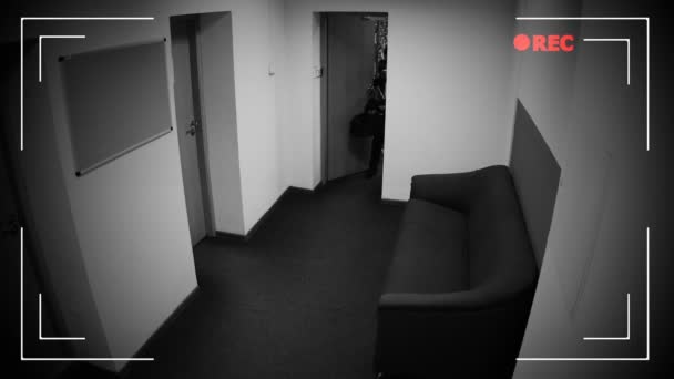Ladrões Mascarados Fugindo Com Implores Dinheiro Atirando Câmera Vigilância — Vídeo de Stock