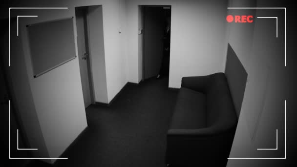 ドアが閉まると事務所 仕事終わり Cctv カメラの効果から出て行く女性 — ストック動画