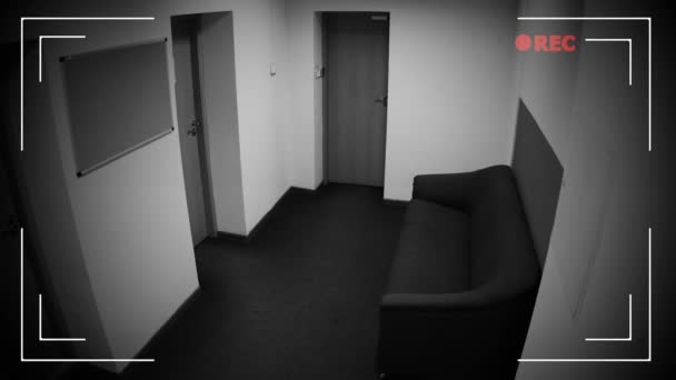 小偷与妇女人质逃离犯罪地点 监控摄像头 — 图库视频影像