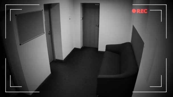 女性オフィスの廊下で意識を失う中毒 Cctv カメラの効果 — ストック動画