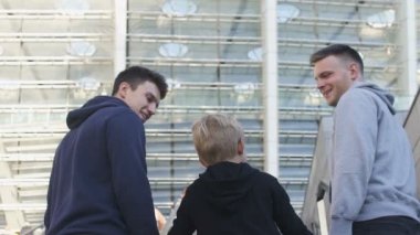 Üç kardeş stadyuma, futbol taraftarları, üst katta çalışan takım destekleyen