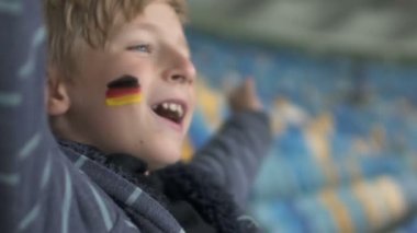Alman fan gol Futbol Şampiyonası'nda stadyum, mutlu izlerken sonra bağırmaya
