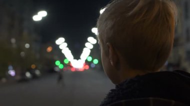 Arkadan görünüşü gitmek için yetim büyük şehirde hiçbir yerde, tek başına duran üzgün evsiz çocuk