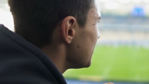 Πορτρέτο Του Ποδοσφαίρου Ανεμιστήρα Σπυράκι Παρακολουθώντας Αγώνα Στο Γήπεδο Υποστήριξη — Αρχείο Βίντεο