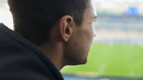 Portret Van Voetbalfan Met Puistje Kijken Wedstrijd Stadium Steunt Team — Stockvideo