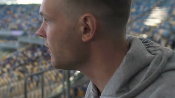 Ventilador Mirando Ansiosamente Partido Baloncesto Estadio Comentando Apoyo Del Equipo — Vídeo de stock