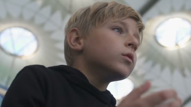 Angry Futebol Jovem Apoiando Equipe Nacional Estádio Decepção — Vídeo de Stock