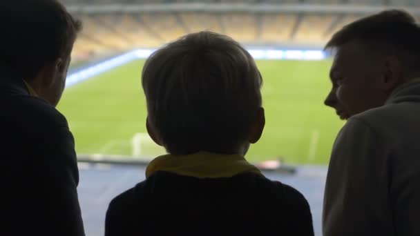 Fãs Futebol Comemorando Gol Jogando Confete Apoiantes Apaixonados — Vídeo de Stock