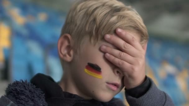 Joven Fan Alemán Molesto Después Pérdida Del Partido Campeonato Fútbol — Vídeos de Stock