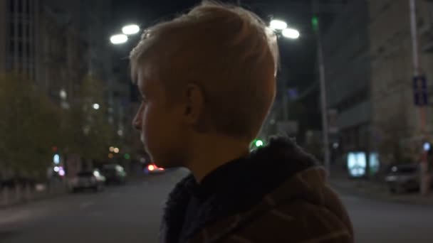 Ragazzo Smarrito Piedi Solo Sulla Strada Pattuglia Della Polizia Alla — Video Stock