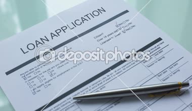 Kredi başvuru belgesi bekliyor, mühür resmi kağıt üzerinde closeup damgalama el