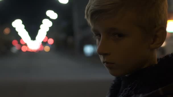 Hilfloses Kind Das Allein Auf Der Großstadtstraße Steht Schwierige Kindheit — Stockvideo