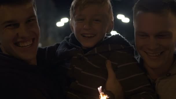 Fröhliche Homosexuelle Familie Mit Adoptivsohn Feiern Kerl Fawkes Nacht Glücklich — Stockvideo