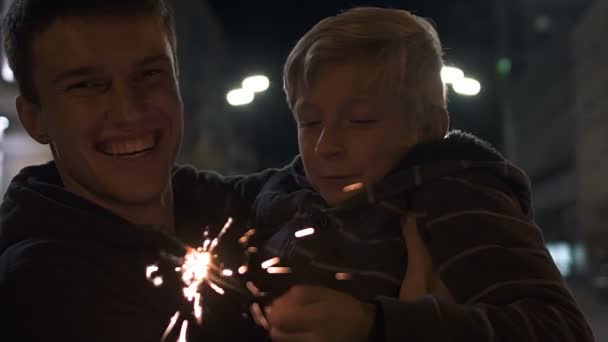 Отец Одиночка Сын Празднуют Рождество Веселятся Вместе Счастливы — стоковое видео