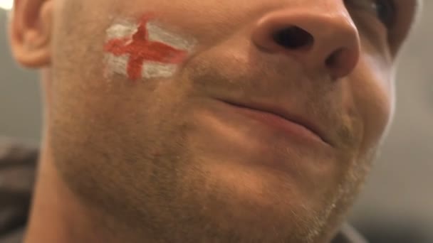 Aggressiver Englischer Fußballfan Enttäuscht Über Spielverlust Gesicht Aus Nächster Nähe — Stockvideo