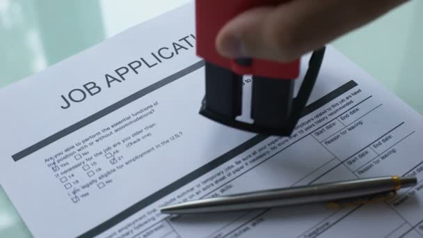工作申请文件被拒绝 手工盖章印章在官方文件 — 图库视频影像