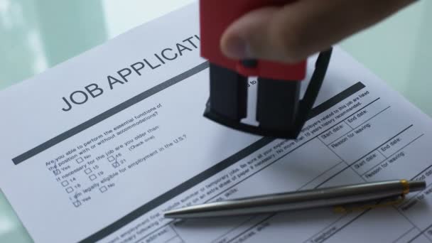工作申请文件待处理 在公文上贴上盖印 — 图库视频影像